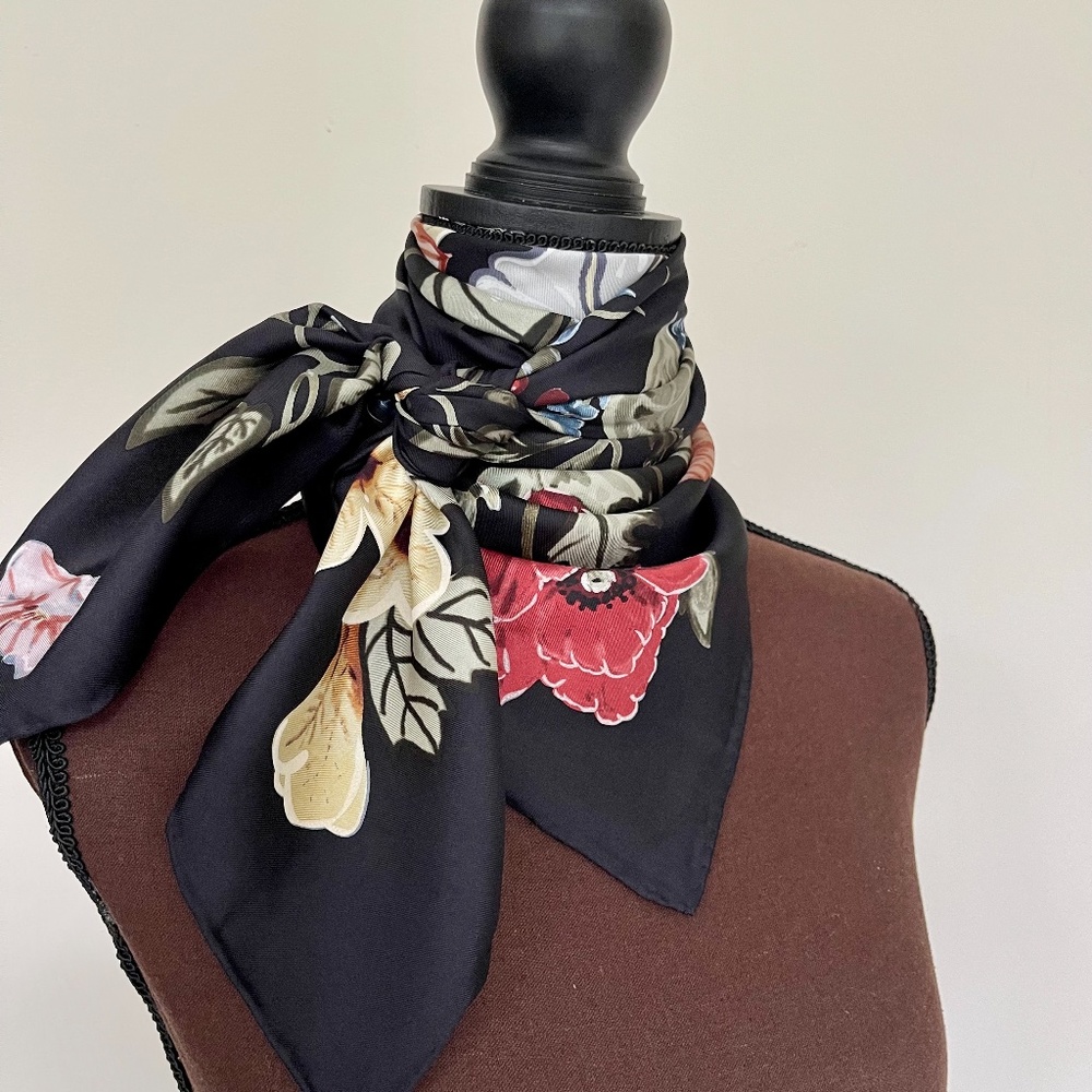 New Authentic Gucci Scarf Flora Knight Print Black Multicolor Silk Scarf… - Picture 11 of 16